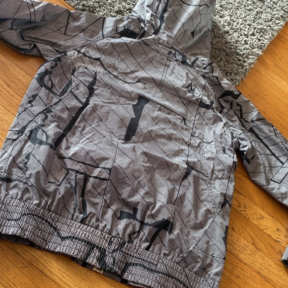 Volcom Transition Performance Driven Streetwear Hooded Windbreaker Size Medium - Picture 15 of 17